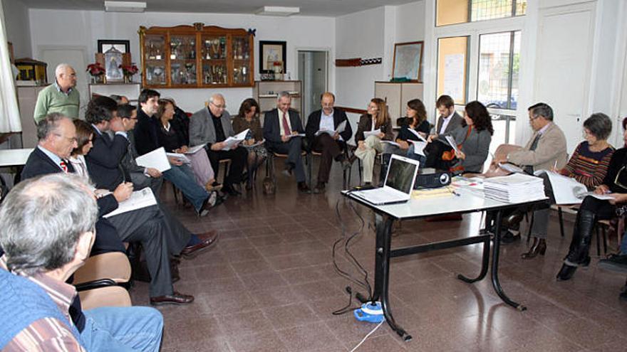 La reunió va aplegar polítics i representants de la Sauleda i carrer Ample.