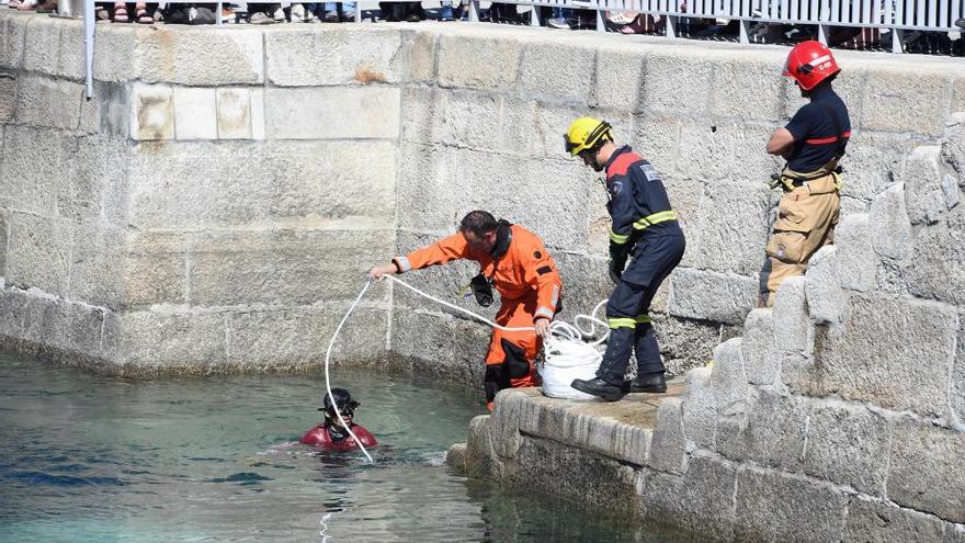 Una grúa retira la furgoneta hundida en la dársena de la Marina