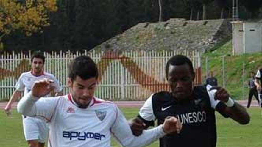 Fabrice, a la derecha, en un partido con el Atlético Malagueño.