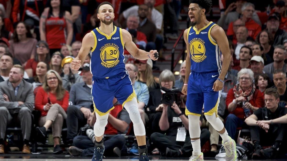 Curry y Cook, de los Warriors, felices tras su nueva victoria.