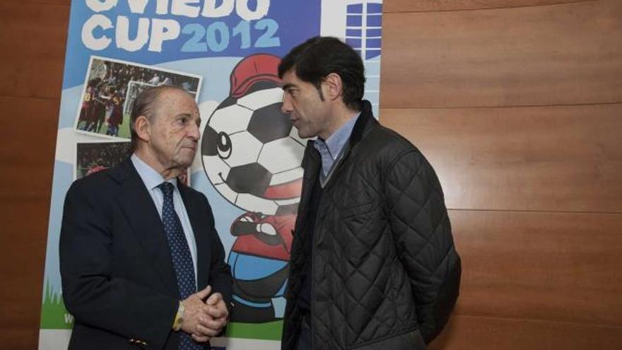 José María García, a la izquierda, junto con Marcelino García, en el acto de presentación.