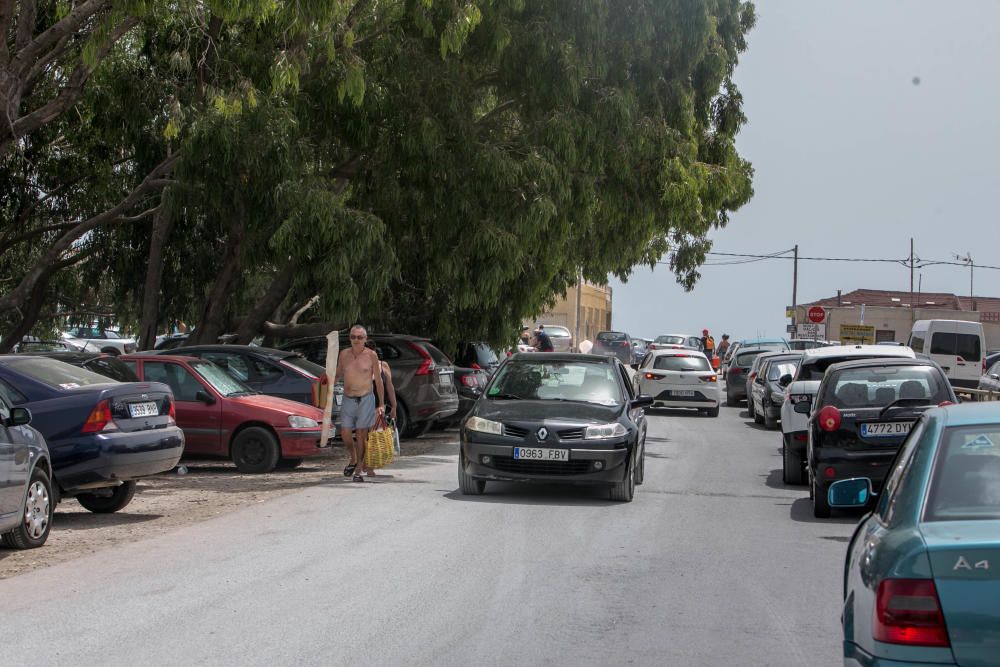 La dificultad de aparcar en las playas de Elche.