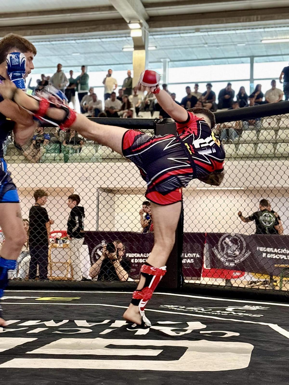 Sergio García durante uno de los combates en la Copa de España, en Bueu.