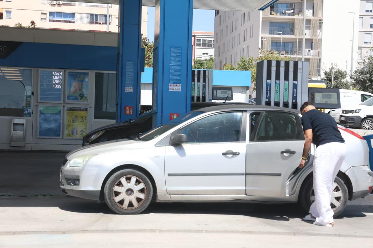 Un conductor repostando en una estación de servicio alicantina.