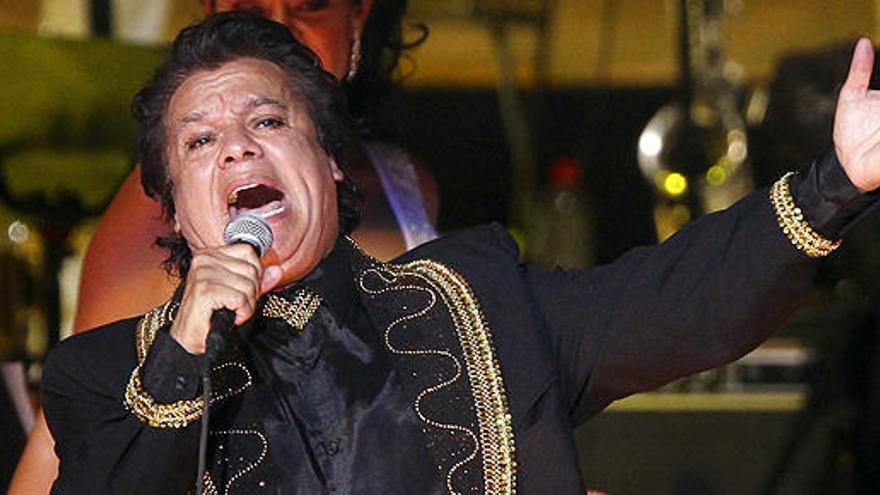 Juan Gabriel, durante un concierto.