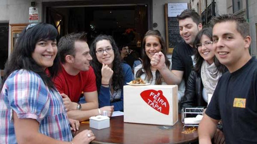 Vecinos de Cangas, ayer en una terraza del centro, degustando una de las tapas con mejillones y algas.  // Gonzalo N.