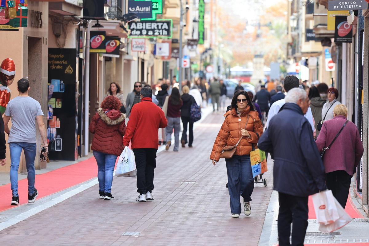 Gente, de compras en el centro de Castelló.