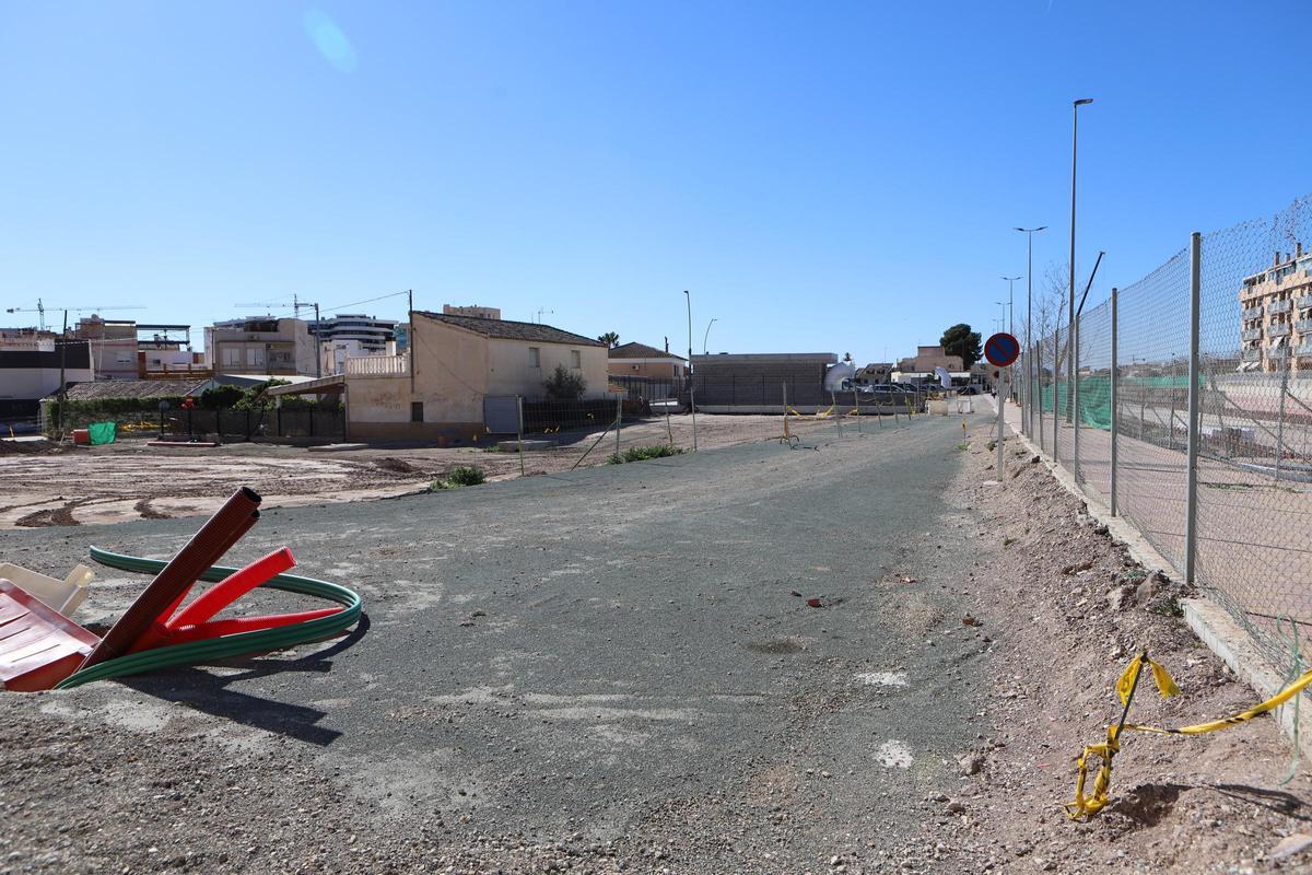 En la zona ya se ha comenzado a instalar las canalizaciones para el suministro de electricidad.