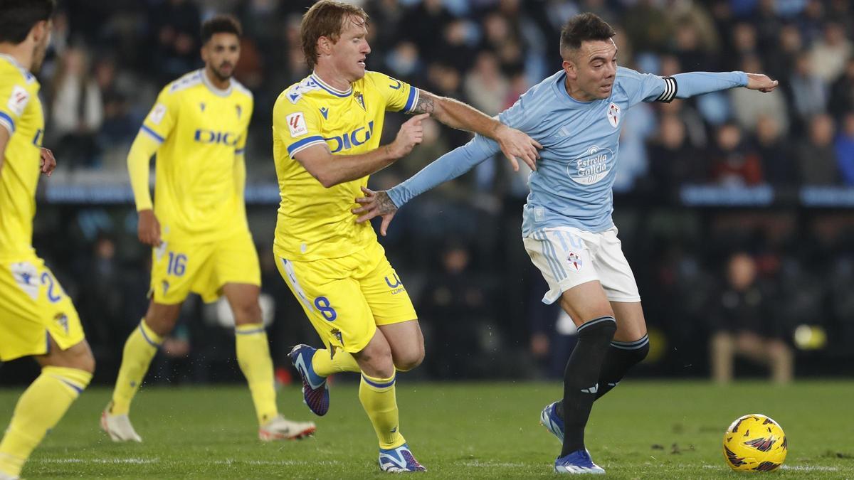 Iago Aspas conduce el balón ante Álex Fernández en un momento del partido.