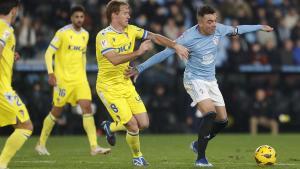 Iago Aspas conduce el balón ante Borja Fernández enj un momento del partido.