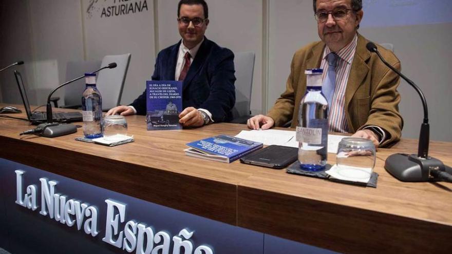 Miguel Dongil, a la izquierda, y Francisco Cubiella, ayer, en el Club Prensa Asturiana de LA NUEVA ESPAÑA.