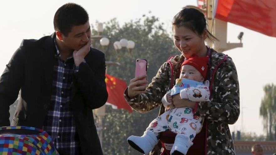 Una pareja china junto a su bebé.