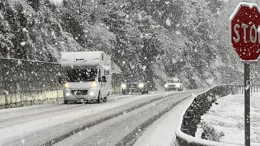 La neu cau amb intensitat al Pirineu i ja afecta carreteres de la Catalunya Central