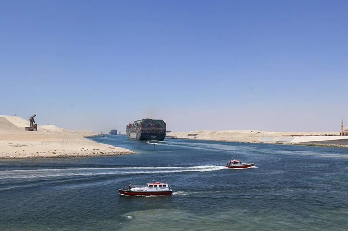 Reflotat el vaixell de càrrega encallat al canal de Suez