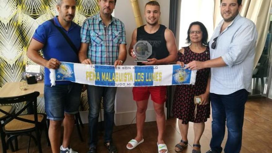 Ontiveros recibe el premio.