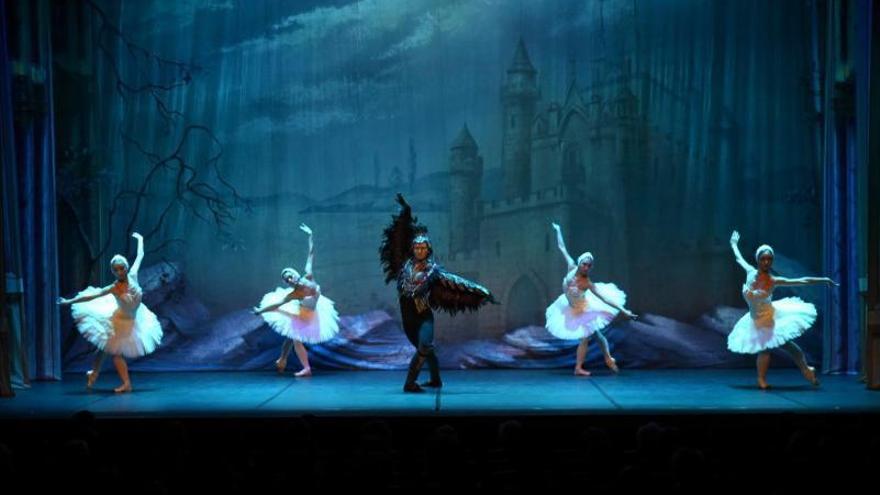 ‘El lago de los cisnes’ del Ballet de Moscú abarrota la renovada sala inquera