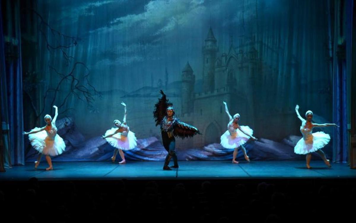 ‘El lago de los cisnes’ del Ballet de Moscú abarrota la renovada sala inquera