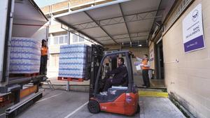 Entrega de leche de Mercadona al Banc dels Aliments.