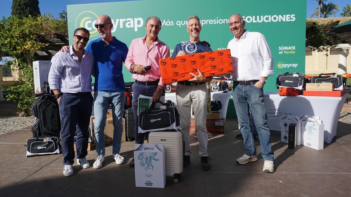 Entrega de premios a los ganadores del torneo de golf en sus diferentes categorías