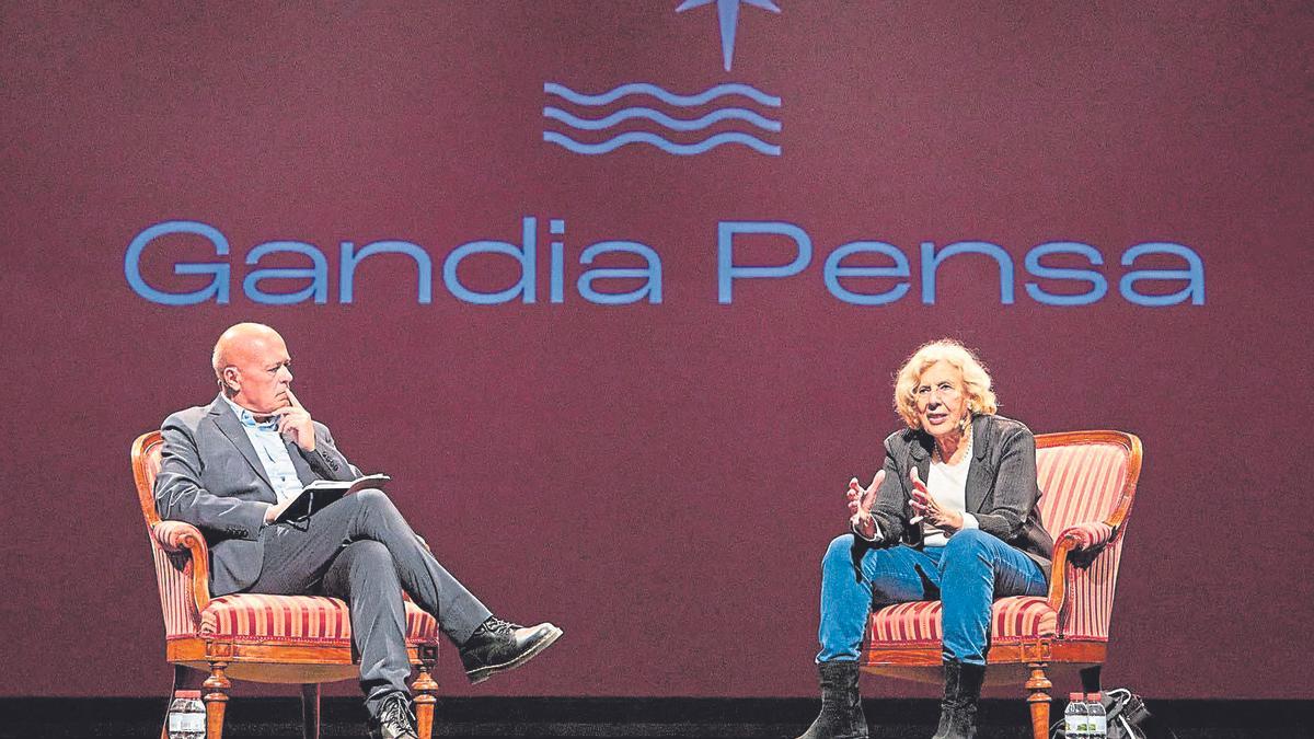 Joan-Carles Martí i Manuela Carmena, durant la conversa en Gandia Pensa en desebre passat