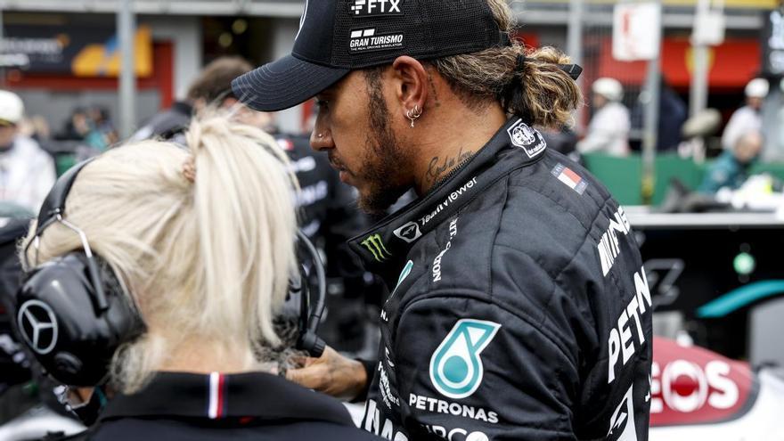 Golpe bajo de Red Bull a Lewis Hamilton