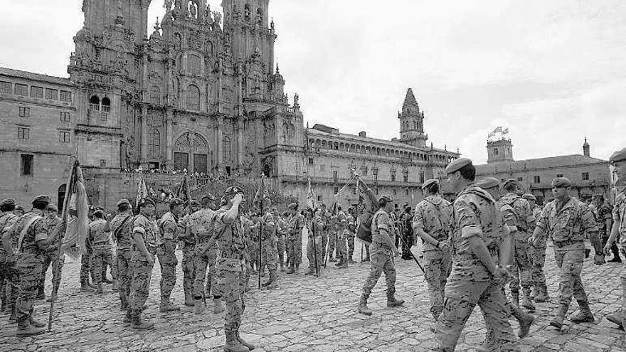 Militares gallegos de la Brilat en la ciudad de Santiago. // X.A.