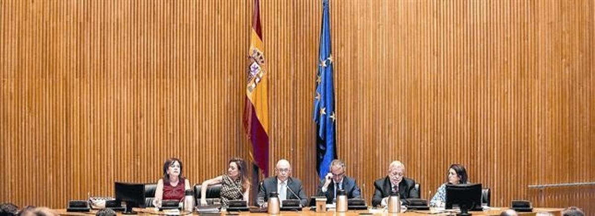 L’equip d’Hisenda presenta els Pressupostos del 2016. L’equip d’Hisenda presenta els Pressupostos del 2016.