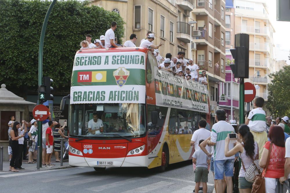 El Elche celebra su ascenso a Segunda División en una rúa por las calles de la ciudad