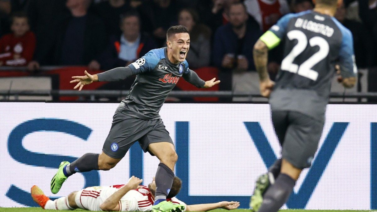 Giacomo Raspadori celebra uno de sus goles ante el Ajax