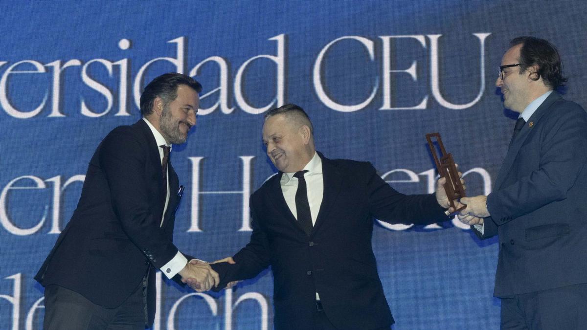 Pablo Ruz, alcalde de Elche, saluda a Álvaro Antón y a Francisco Sánchez, vicerrector y director de la Universidad CEU.