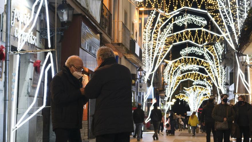 Gent als carrers il·luminats per Nadal a Manresa