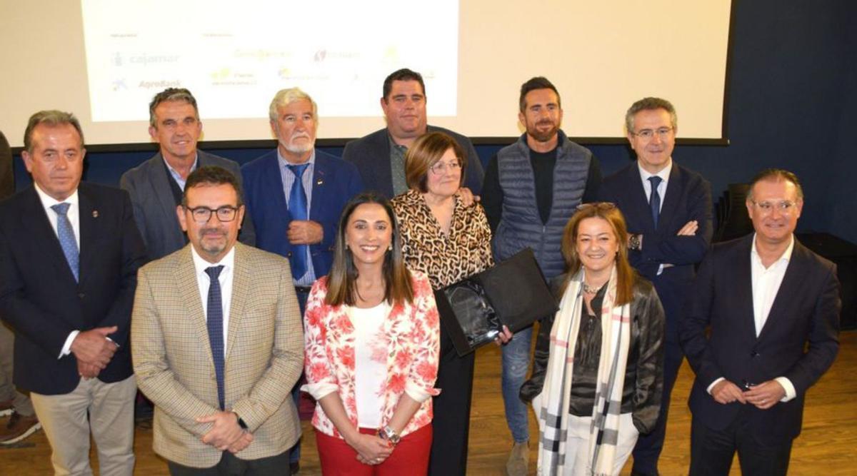 Foto de familia de la Agro Jornada 2025, con las autoridades institucionales, organizadores, y premiados. | AYTO. CIEZA
