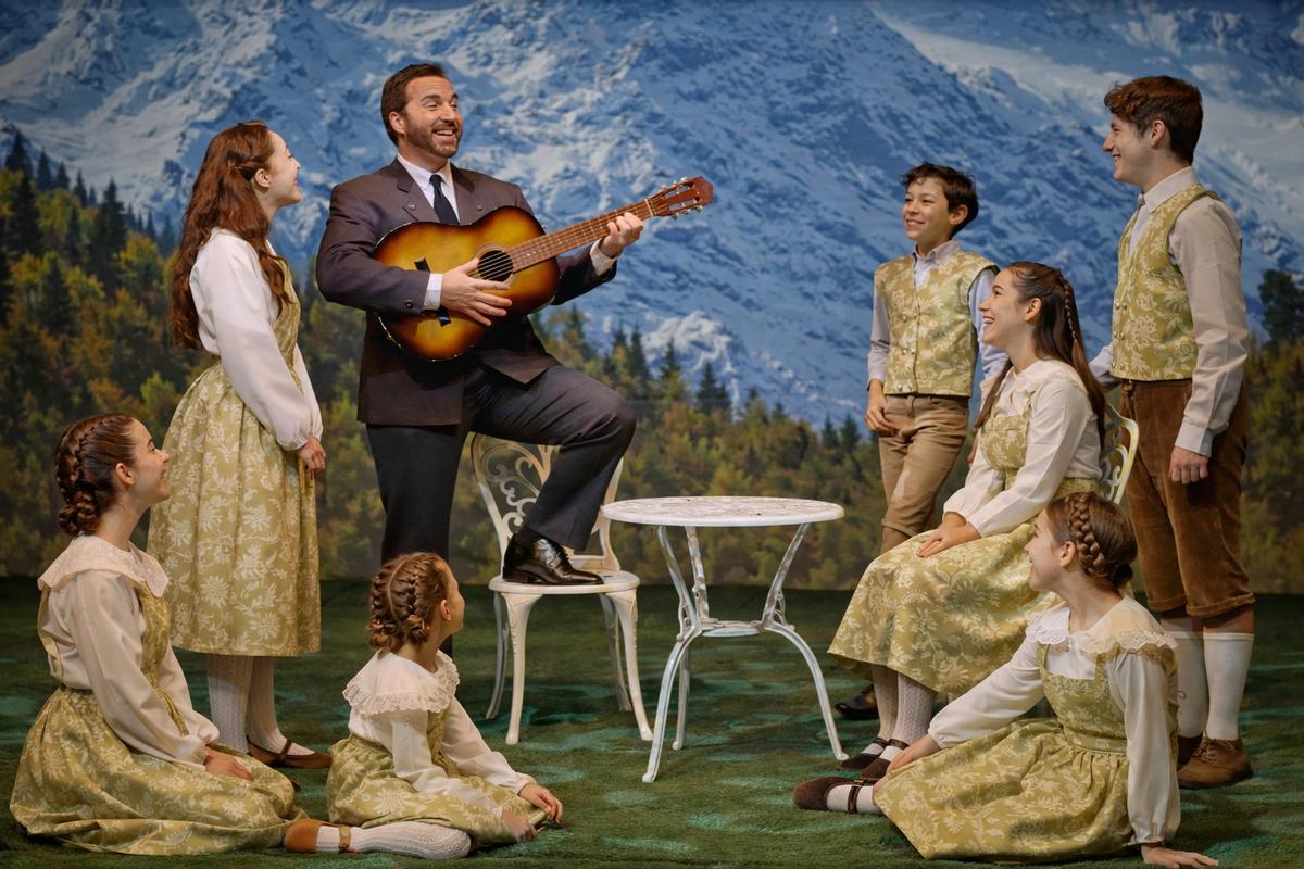 Cartel anunciador del musical Sonrisas y Lágrimas, que se programa en Torrevieja este fin de semana