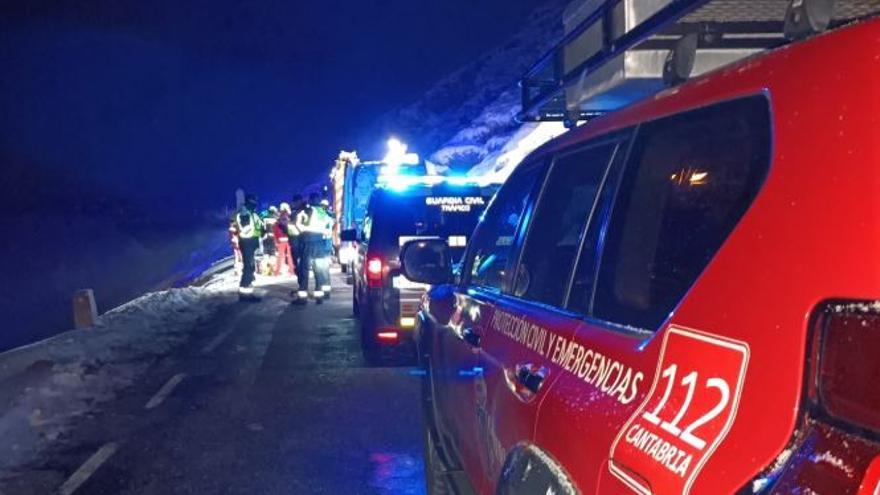 Mueren cuatro jóvenes al despeñarse el coche en el que viajaban por una ladera en Cantabria