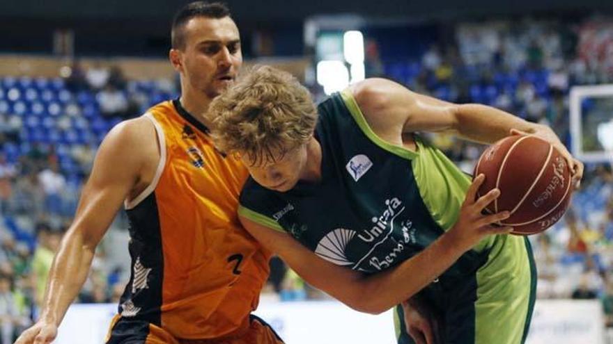 Paunic, defendiendo a Kuzminskas, en el Unicaja-Fuenlabrada de esta temporada.