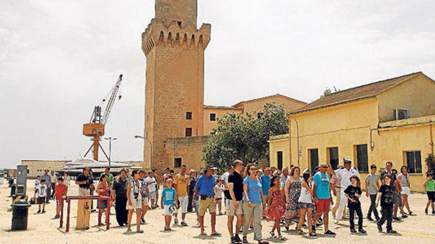 Ciudadanos junto al faro de Portopí.