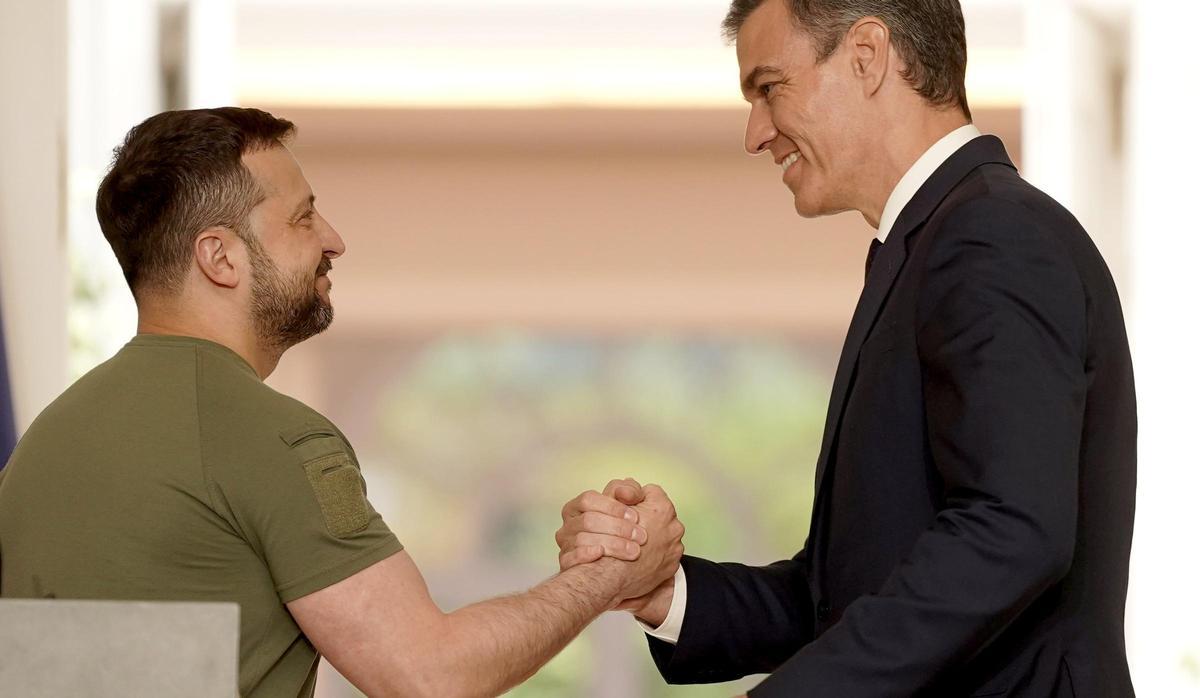 Pedro Sánchez recibe a Volodímir Zelenski en la Moncloa