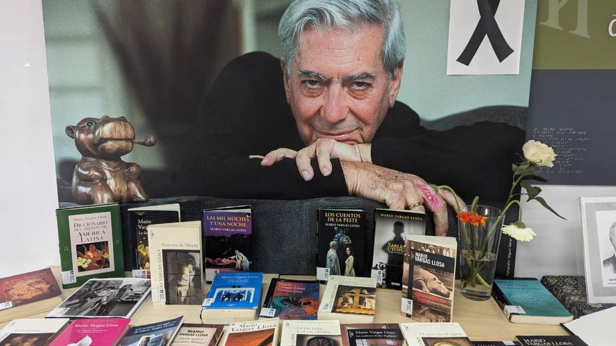 El rincón de libros de Mario Vargas Llosa en la biblioteca que lleva su nombre en Madrid.