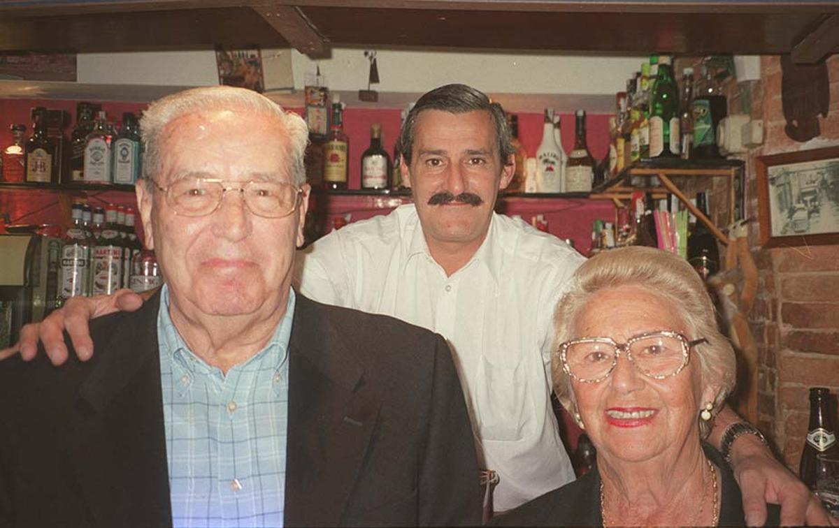 José Niño, con sus padres, en una fotografía de celebración en su bar hace quince años.