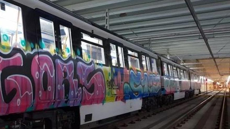 Grafitis en un tren.