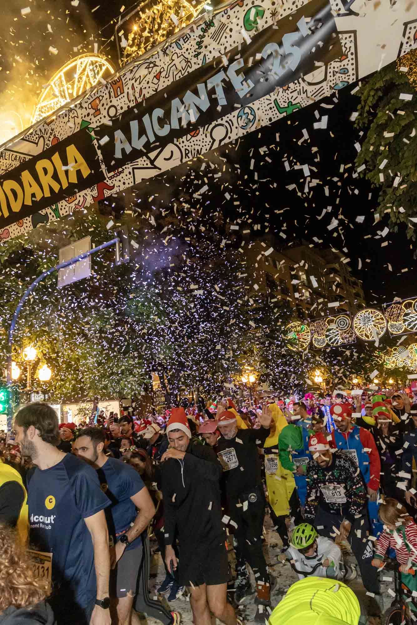 La San Silvestre de Alicante llena de colorido la ciudad