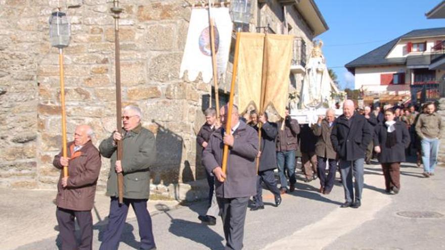 Procesión con la Virgen por una de las calles del pueblo de Cernadilla.