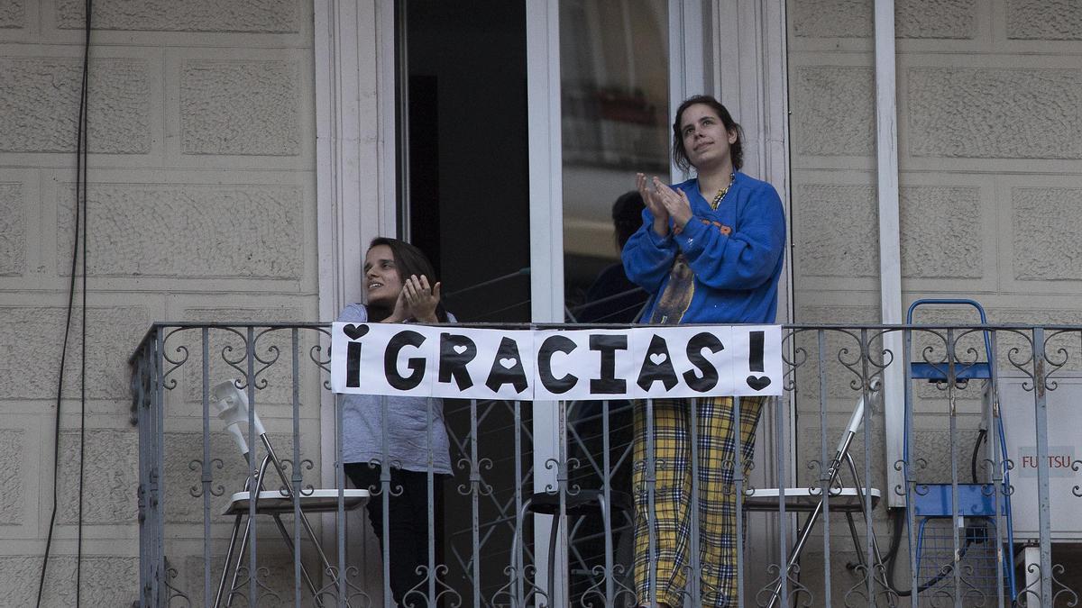 Aplausos a los sanitarios en el Hospital Dos de maig (Barcelona) en abril.