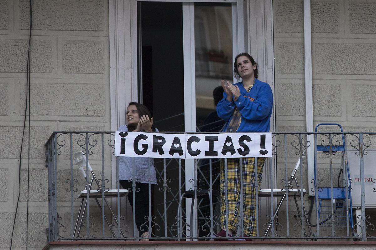 Aplausos a los sanitarios en el Hospital Dos de maig (Barcelona) en abril.