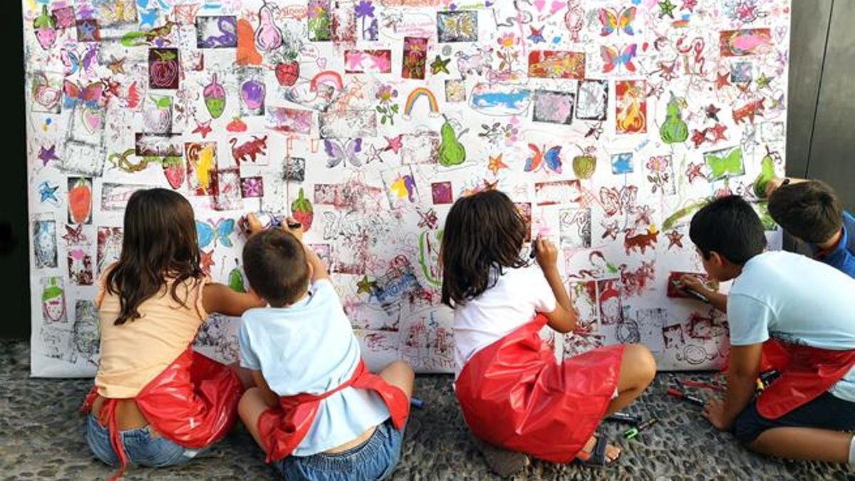 Niños dibujan en un campamento urbano