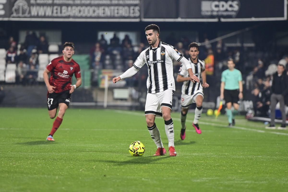 Diego Barri, con la pelota, en un partido del CD Castellón en el SkyFi Castalia.