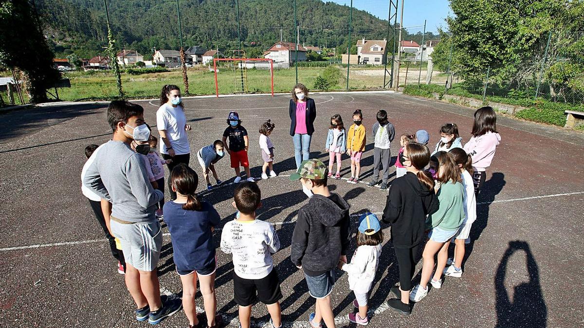 Arriba, participantes no “Verán Rural” de Ponteareas. Abaixo, nenos no campamento de verán de Arbo.