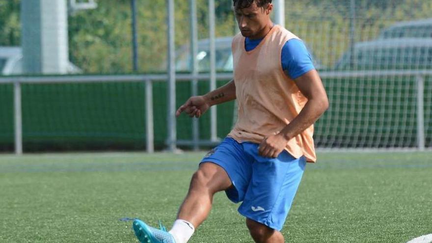 Adrián Mouriño, durante un entrenamiento con el primer equipo. // Rafa Vázquez