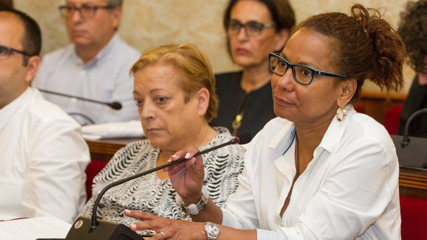 Julia Angulo junto a Sofía Morales en un pleno.