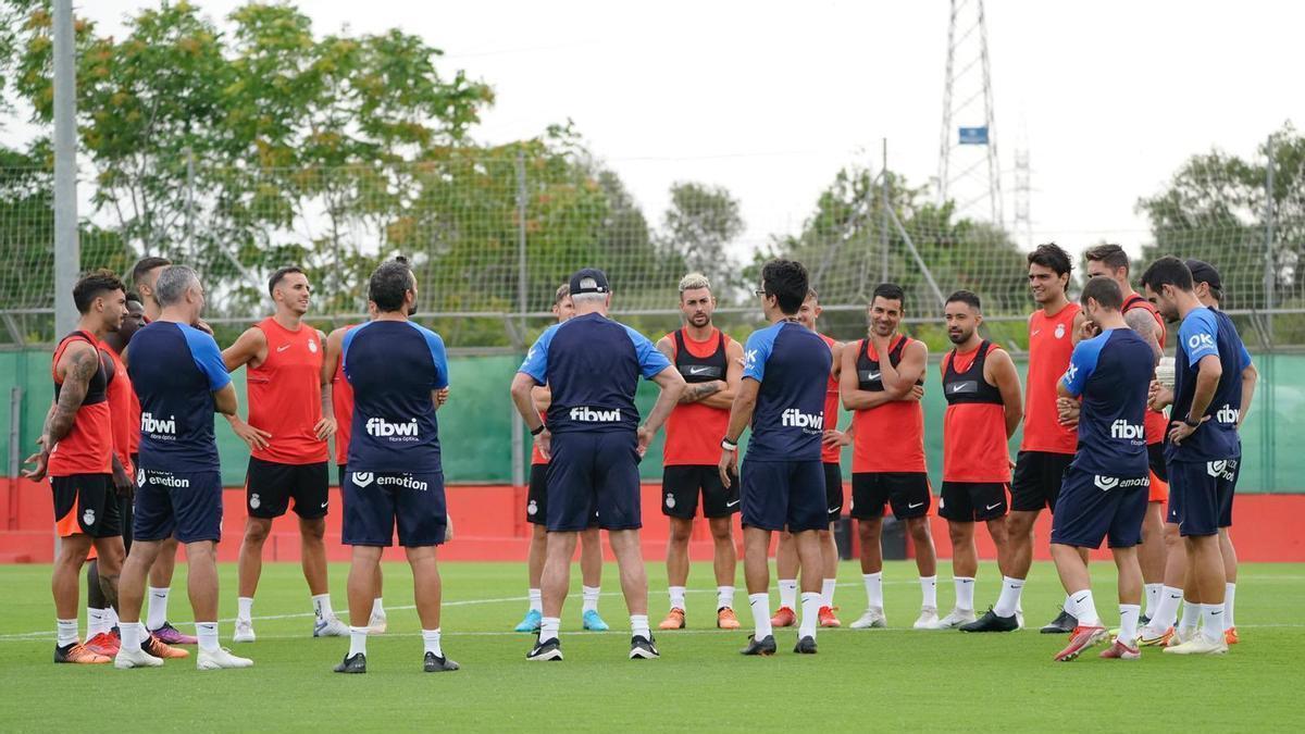 Charla de Aguirre a sus jugadores en Son Bibiloni.